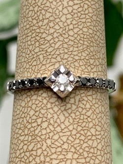 *Кольцо р.18 Белый бр Черный бр цв Белое арт. К1232-225-835 вес 1,52 г - фото 130613 *Кольцо р.18 Белый бр Черный бр цв Белое арт. К1232-225-835 вес 1,52 г - фото 130613