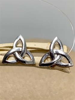 *Пусеты Триглав цв Белое арт. 2001071-504, (вес 1,49 г) - фото 133291 *Пусеты Триглав цв Белое арт. 2001071-504, (вес 1,49 г) - фото 133291