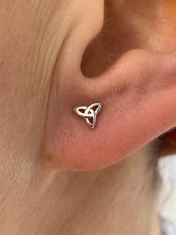 *Пусеты Пусеты Триглав цв Белое арт. 2000805-014 (вес 1,02 г) - фото 142808 *Пусеты Пусеты Триглав цв Белое арт. 2000805-014 (вес 1,02 г) - фото 142808