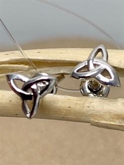 *Пусеты Пусеты Триглав цв Белое арт. 2000805-014 (вес 1,02 г) - фото 142812 *Пусеты Пусеты Триглав цв Белое арт. 2000805-014 (вес 1,02 г) - фото 142812