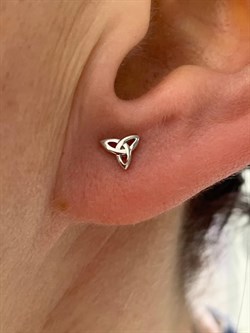 *Пусеты Триглав цв Белое арт. 2000805-5388 (вес около 1,02 г) - фото 143287