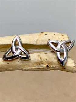 *Пусеты Триглав цв Белое арт. 2000805-5388 (вес около 1,02 г) - фото 143293