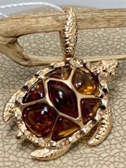 *Подвеска Янтарная Черепашка Коньячный Янтарь цв Красное арт. 03-3002-00-271-1110-46-700 вес 1,91 г - фото 151058 *Подвеска Янтарная Черепашка Коньячный Янтарь цв Красное арт. 03-3002-00-271-1110-46-700 вес 1,91 г - фото 151058