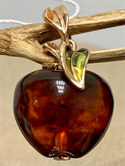 *Подвеска Яблоко Янтарь цв Красное арт. 03-2630-00-271-1110-46-567 вес 2,44 г - фото 151309