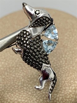 *Брошь Такса Голубой Топаз арт. 04-1012/00ТБ-00-633 вес 2,77 г - фото 163203 *Брошь Такса Голубой Топаз арт. 04-1012/00ТБ-00-633 вес 2,77 г - фото 163203