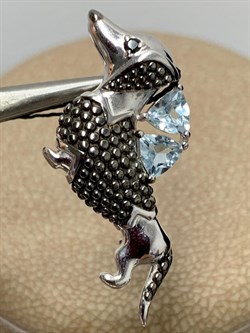 *Брошь Такса Голубой Топаз арт. 04-1012/00ТБ-00-633 вес 2,77 г - фото 163204 *Брошь Такса Голубой Топаз арт. 04-1012/00ТБ-00-633 вес 2,77 г - фото 163204