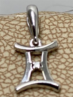 *Подвеска Близнецы Белый Бр цв Белое арт. 34211-200-404 вес 0,47 г - фото 165661