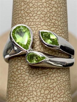 *Кольцо р.17 Хризолит арт. SM-R02913-X-W-S-X-X-150 вес 3,44 г - фото 172910