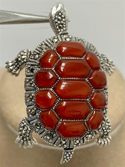 *Брошь-Кулон Черепаха Марказит Сердолик арт. HB274-020 вес 11,7 г - фото 179071