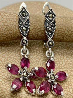 *Серьги Микс Марказит Корунд Рубин арт. HE1540-614 вес 5,17 г - фото 181798 *Серьги Микс Марказит Корунд Рубин арт. HE1540-614 вес 5,17 г - фото 181798