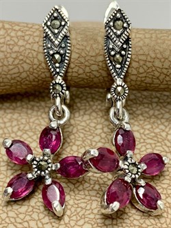 *Серьги Микс Марказит Корунд Рубин арт. HE1540-614 вес 5,17 г - фото 181799 *Серьги Микс Марказит Корунд Рубин арт. HE1540-614 вес 5,17 г - фото 181799