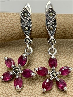 *Серьги Микс Марказит Корунд Рубин арт. HE1540-614 вес 5,17 г - фото 181800 *Серьги Микс Марказит Корунд Рубин арт. HE1540-614 вес 5,17 г - фото 181800