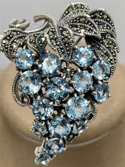 *Брошь Кулон Виноградная Гроздь Микс Марказит Голубой Топаз арт. HB482-019 вес 12,95 г - фото 185853 *Брошь Кулон Виноградная Гроздь Микс Марказит Голубой Топаз арт. HB482-019 вес 12,95 г - фото 185853