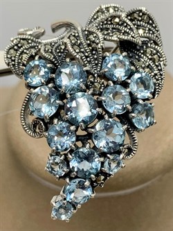 *Брошь Кулон Виноградная Гроздь Микс Марказит Голубой Топаз арт. HB482-019 вес 12,95 г - фото 185854 *Брошь Кулон Виноградная Гроздь Микс Марказит Голубой Топаз арт. HB482-019 вес 12,95 г - фото 185854