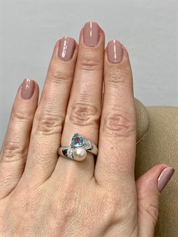 *Кольцо р.17 Микс Голубой Топаз Белый Жемчуг арт. 01-0478/0М57-00-575 Вес 4,36 г - фото 188752 *Кольцо р.17 Микс Голубой Топаз Белый Жемчуг арт. 01-0478/0М57-00-575 Вес 4,36 г - фото 188752