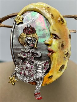 *Брошь ДЕВОЧКА НА ЛУНЕ Микс Перламутр Эмаль арт. 04.02599-578 вес 20,62 г - фото 191204 *Брошь ДЕВОЧКА НА ЛУНЕ Микс Перламутр Эмаль арт. 04.02599-578 вес 20,62 г - фото 191204