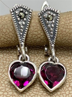 *Серьги Микс Марказит Гранат Родолит Сердце арт. HE0709-706 вес 4,15 г - фото 193235