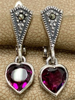 *Серьги Микс Марказит Гранат Родолит Сердце арт. HE0709-706 вес 4,15 г - фото 193236