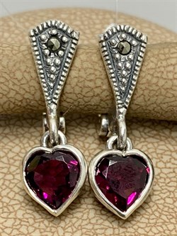 *Серьги Микс Марказит Гранат Родолит Сердце арт. HE0709-706 вес 4,15 г - фото 193243