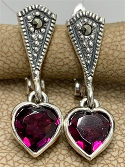 *Серьги Микс Марказит Гранат Родолит Сердце арт. HE0709-706 вес 4,15 г - фото 193246