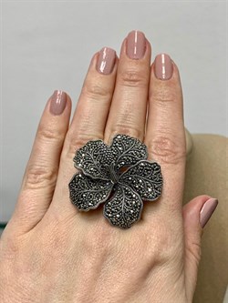 *Кольцо р.17 Гибискус Марказит арт HR0633-088 вес 22.48 г - фото 193983