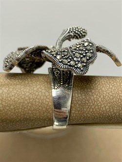 *Кольцо р.17 Гибискус Марказит арт HR0633-088 вес 22.48 г - фото 193989