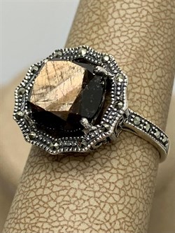 *Кольцо р.18 Марказит Корунд Коричневый Сапфир арт. M101226-340 вес 4,42 г - фото 194398