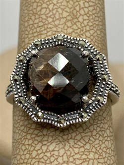 *Кольцо р.18 Марказит Корунд Коричневый Сапфир арт.M101226-425 вес 4,54 г - фото 194408