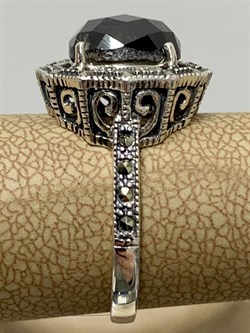 *Кольцо р.18 Марказит Корунд Коричневый Сапфир арт.M101226-425 вес 4,54 г - фото 194409