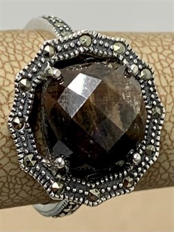*Кольцо р.18 Марказит Корунд Коричневый Сапфир арт.M101226-425 вес 4,54 г - фото 194416