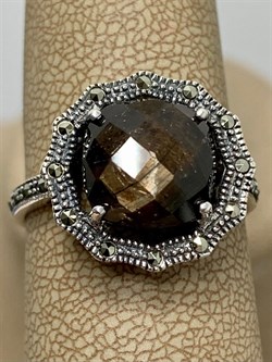 *Кольцо р.19 Марказит Корунд Коричневый Сапфир арт. M101226-579 вес 4,63 г - фото 194426