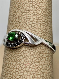*Кольцо р.17,5 Микс Цаворит Шпинель арт. 01-2423/00ЦВ-17-800 вес 1,42 г - фото 203585