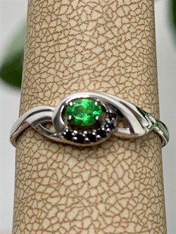 *Кольцо р.17,5 Микс Цаворит Шпинель арт. 01-2423/00ЦВ-17-800 вес 1,42 г - фото 203587