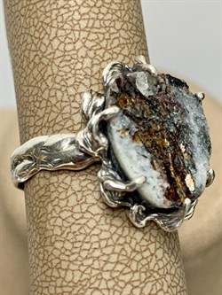 *Кольцо р.18 Астрофиллит Кольский п-ов АРТ 3246-462 ВЕС 4,9 Г - фото 208167