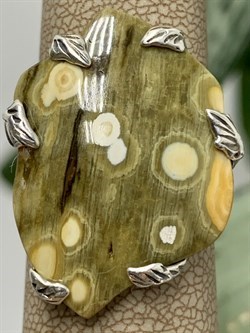 *Кольцо р.18 Океаническая Яшма Мадагаскар АРТ 1562-075  ВЕС 6,6 Г - фото 208725