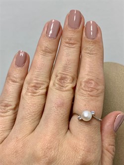 *Кольцо р.18 Белый Жемчуг д.6,5*7 мм арт. 1.0341.0.b.180-362 (Вес 1,51 г) - фото 210163