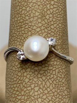 *Кольцо р.18 Белый Жемчуг д.6,5*7 мм арт. 1.0341.0.b.180-362 (Вес 1,51 г) - фото 210164