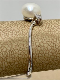 *Кольцо р.18 Белый Жемчуг д.6,5*7 мм арт. 1.0341.0.b.180-362 (Вес 1,51 г) - фото 210165