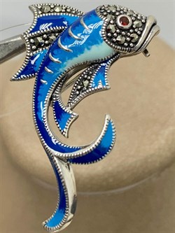 *Брошь-Кулон Рыбка Марказит Эмаль арт. HB0813-971 вес 5,35 г - фото 236062 *Брошь-Кулон Рыбка Марказит Эмаль арт. HB0813-971 вес 5,35 г - фото 236062