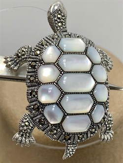 *Брошь Кулон Черепаха Микс Марказит Белый Перламутр арт. HB274-979 вес 11,6 г - фото 236196 *Брошь Кулон Черепаха Микс Марказит Белый Перламутр арт. HB274-979 вес 11,6 г - фото 236196