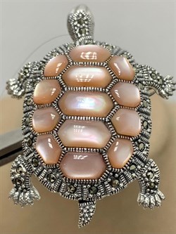 *Брошь Кулон Черепаха Микс Марказит Розовый Перламутр арт. HB274-962 (вес 11,66 г) - фото 236246