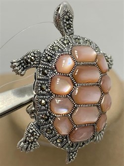 *Брошь Кулон Черепаха Микс Марказит Розовый Перламутр арт. HB274-962 (вес 11,66 г) - фото 236247