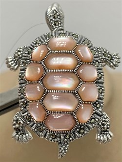 *Брошь Кулон Черепаха Микс Марказит Розовый Перламутр арт. HB274-962 (вес 11,66 г) - фото 236248