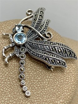 *Брошь Стрекоза Микс Марказит Голубой Топаз арт. HB0758-957 вес 9,14 г - фото 236275 *Брошь Стрекоза Микс Марказит Голубой Топаз арт. HB0758-957 вес 9,14 г - фото 236275