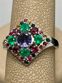 *Кольцо р.18 Орхидея Микс Зеленый Агат Иолит Родолит Турмалин арт. К1325Ю/Ag-607/37-704 вес 3,14 г - фото 240089 *Кольцо р.18 Орхидея Микс Зеленый Агат Иолит Родолит Турмалин арт. К1325Ю/Ag-607/37-704 вес 3,14 г - фото 240089