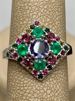 *Кольцо р.18 Орхидея Микс Зеленый Агат Иолит Родолит Турмалин арт. К1325Ю/Ag-607/37-704 вес 3,14 г - фото 240090 *Кольцо р.18 Орхидея Микс Зеленый Агат Иолит Родолит Турмалин арт. К1325Ю/Ag-607/37-704 вес 3,14 г - фото 240090