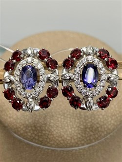 *Серьги Орхидея Микс Иолит Родолит арт. С1618Ю/Ag-617/39-796 вес 4,84 г - фото 240429 *Серьги Орхидея Микс Иолит Родолит арт. С1618Ю/Ag-617/39-796 вес 4,84 г - фото 240429