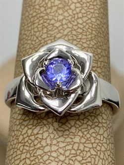 *Кольцо р.18,5 Роза Танзанит арт. SM-R01829-X-W-TN-X-X-806 вес 3,38 г - фото 241960 *Кольцо р.18,5 Роза Танзанит арт. SM-R01829-X-W-TN-X-X-806 вес 3,38 г - фото 241960