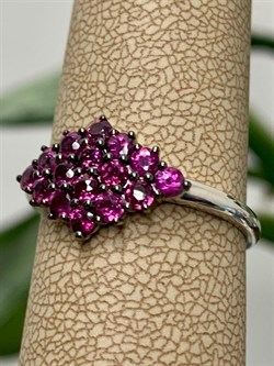 *Кольцо р.19 Орхидея Родолит Мозамбик арт. К1024Ю/Ag-607/9-576 вес 2,33 г - фото 243128