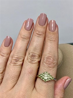 *Кольцо р.19 Хризолит Мурманск арт. К1024Ю/Ag-607/15-224 вес 2,25 г - фото 244544